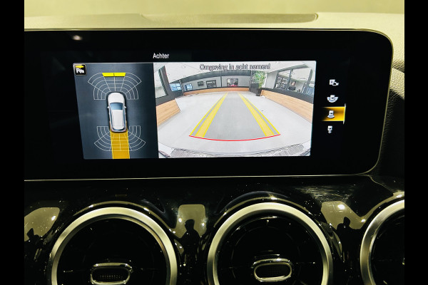 Mercedes-Benz B-Klasse 180 AMG // Trekhaak // Camera // Elek. Achterklep // Carplay // LED Koplampen // Navigatie
