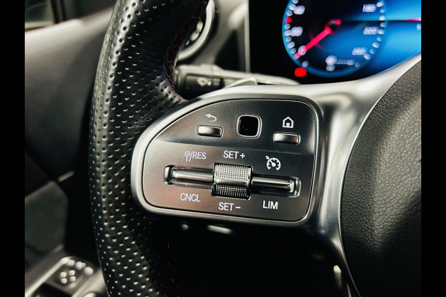 Mercedes-Benz B-Klasse 180 AMG // Trekhaak // Camera // Elek. Achterklep // Carplay // LED Koplampen // Navigatie