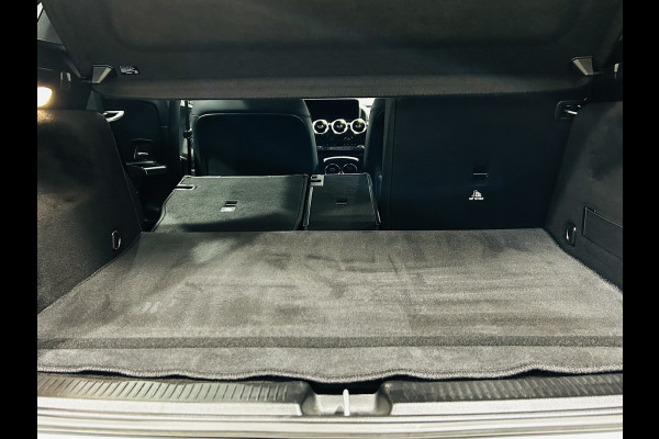 Mercedes-Benz B-Klasse 180 AMG // Trekhaak // Camera // Elek. Achterklep // Carplay // LED Koplampen // Navigatie