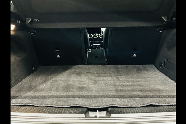 Mercedes-Benz B-Klasse 180 AMG // Trekhaak // Camera // Elek. Achterklep // Carplay // LED Koplampen // Navigatie