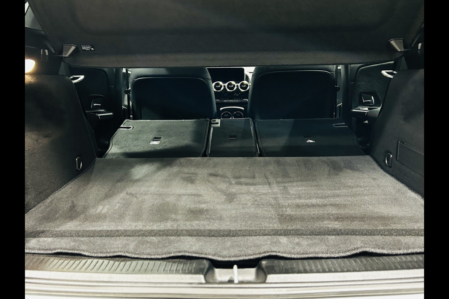 Mercedes-Benz B-Klasse 180 AMG // Trekhaak // Camera // Elek. Achterklep // Carplay // LED Koplampen // Navigatie