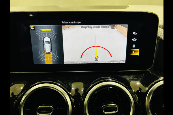 Mercedes-Benz B-Klasse 180 AMG // Trekhaak // Camera // Elek. Achterklep // Carplay // LED Koplampen // Navigatie