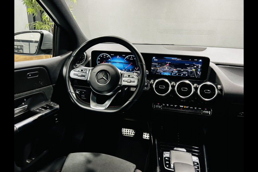 Mercedes-Benz B-Klasse 180 AMG // Trekhaak // Camera // Elek. Achterklep // Carplay // LED Koplampen // Navigatie