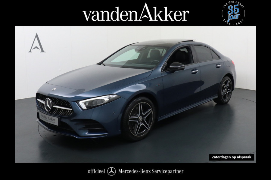 Mercedes-Benz A-Klasse 250e AMG // Panoramadak // Memory // Trekhaak // Keyless // Carplay // Sfeerverlichting // MultiBeam LED // Night Pakket // Augm