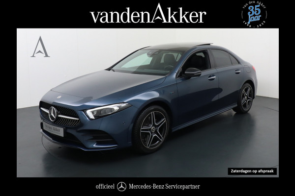 Mercedes-Benz A-Klasse 250e AMG // Panoramadak // Memory // Trekhaak // Keyless // Carplay // Sfeerverlichting // MultiBeam LED // Night Pakket // Augm