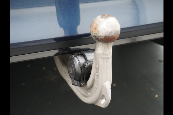 Mercedes-Benz A-Klasse 250e AMG // Panoramadak // Memory // Trekhaak // Keyless // Carplay // Sfeerverlichting // MultiBeam LED // Night Pakket // Augm