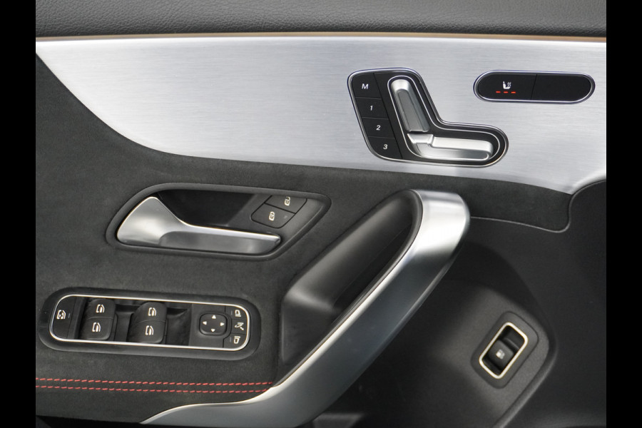 Mercedes-Benz A-Klasse 250e AMG // Panoramadak // Memory // Trekhaak // Keyless // Carplay // Sfeerverlichting // MultiBeam LED // Night Pakket // Augm