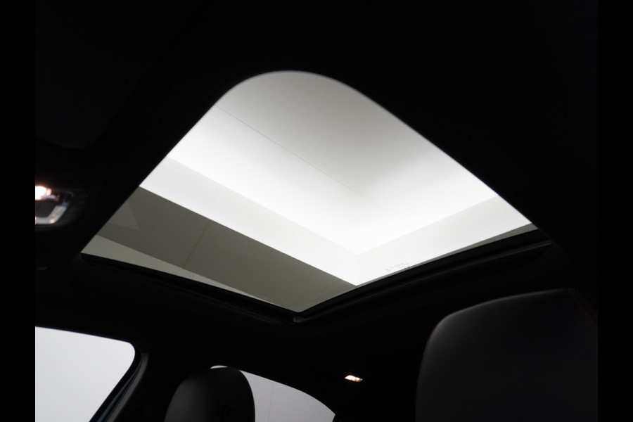 Mercedes-Benz A-Klasse 250e AMG // Panoramadak // Memory // Trekhaak // Keyless // Carplay // Sfeerverlichting // MultiBeam LED // Night Pakket // Augm