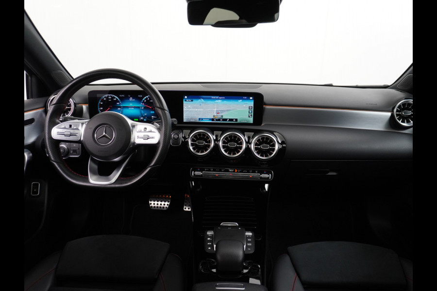 Mercedes-Benz A-Klasse 250e AMG // Panoramadak // Memory // Trekhaak // Keyless // Carplay // Sfeerverlichting // MultiBeam LED // Night Pakket // Augm