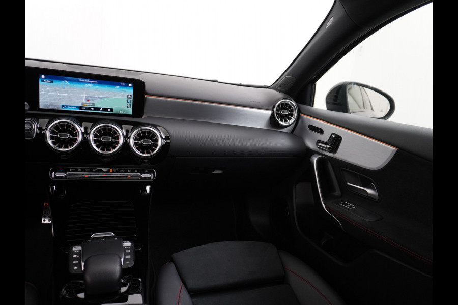Mercedes-Benz A-Klasse 250e AMG // Panoramadak // Memory // Trekhaak // Keyless // Carplay // Sfeerverlichting // MultiBeam LED // Night Pakket // Augm