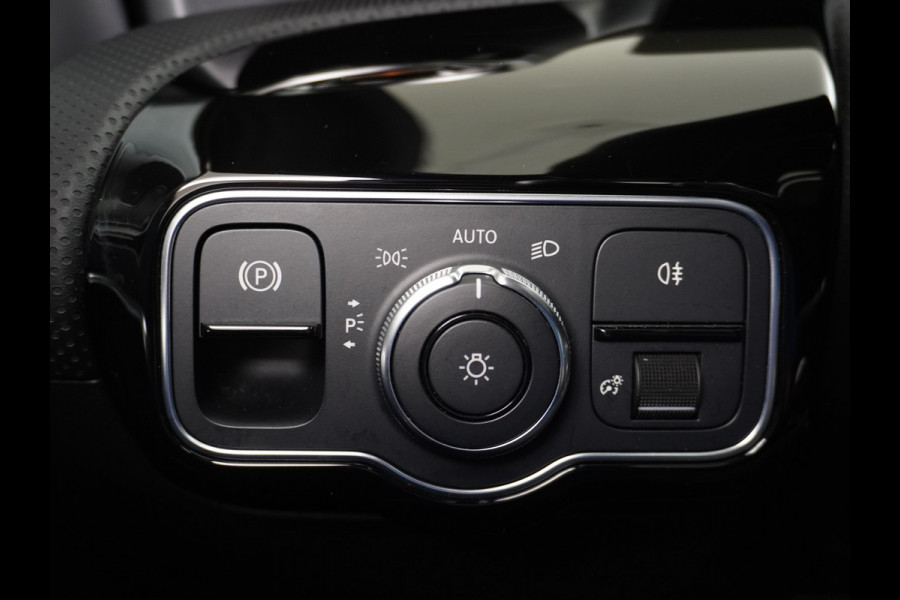 Mercedes-Benz A-Klasse 250e AMG // Panoramadak // Memory // Trekhaak // Keyless // Carplay // Sfeerverlichting // MultiBeam LED // Night Pakket // Augm