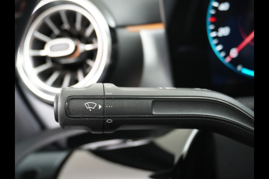 Mercedes-Benz A-Klasse 250e AMG // Panoramadak // Memory // Trekhaak // Keyless // Carplay // Sfeerverlichting // MultiBeam LED // Night Pakket // Augm