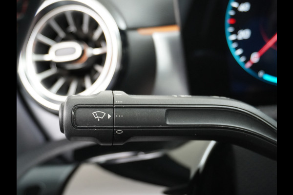 Mercedes-Benz A-Klasse 250e AMG // Panoramadak // Memory // Trekhaak // Keyless // Carplay // Sfeerverlichting // MultiBeam LED // Night Pakket // Augm