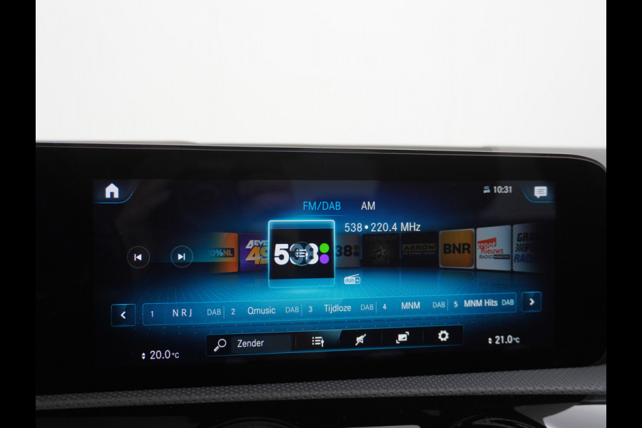 Mercedes-Benz A-Klasse 250e AMG // Panoramadak // Memory // Trekhaak // Keyless // Carplay // Sfeerverlichting // MultiBeam LED // Night Pakket // Augm