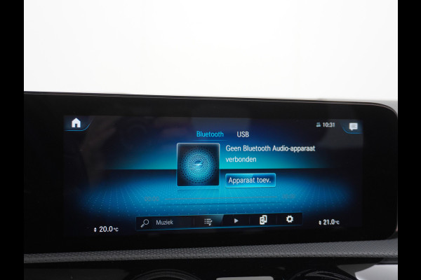 Mercedes-Benz A-Klasse 250e AMG // Panoramadak // Memory // Trekhaak // Keyless // Carplay // Sfeerverlichting // MultiBeam LED // Night Pakket // Augm