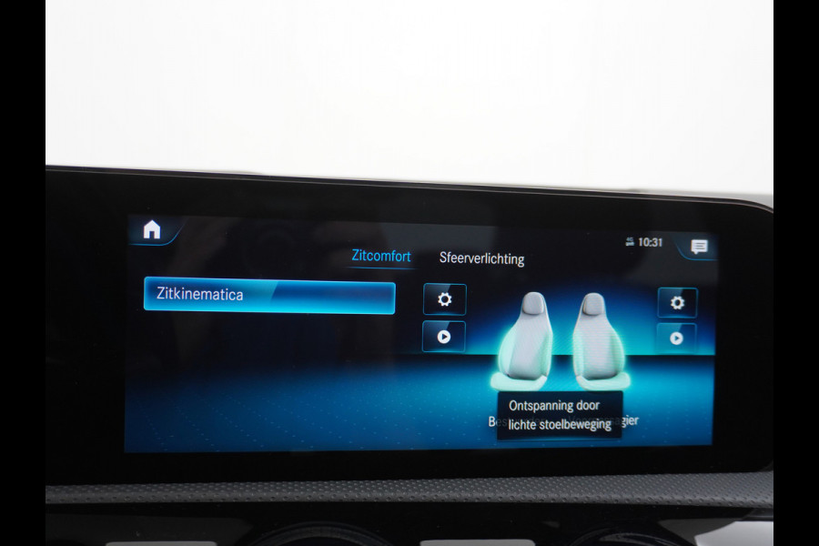 Mercedes-Benz A-Klasse 250e AMG // Panoramadak // Memory // Trekhaak // Keyless // Carplay // Sfeerverlichting // MultiBeam LED // Night Pakket // Augm