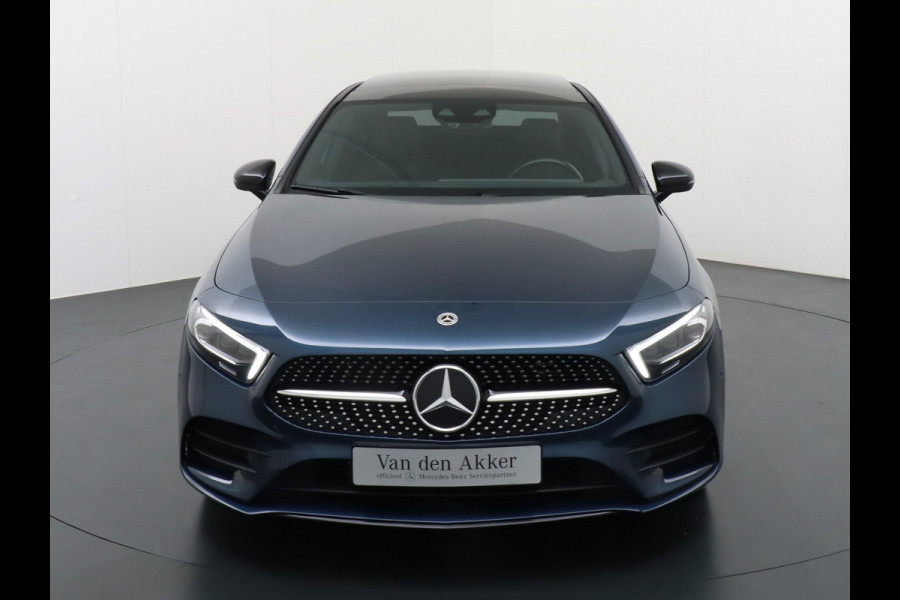 Mercedes-Benz A-Klasse 250e AMG // Panoramadak // Memory // Trekhaak // Keyless // Carplay // Sfeerverlichting // MultiBeam LED // Night Pakket // Augm