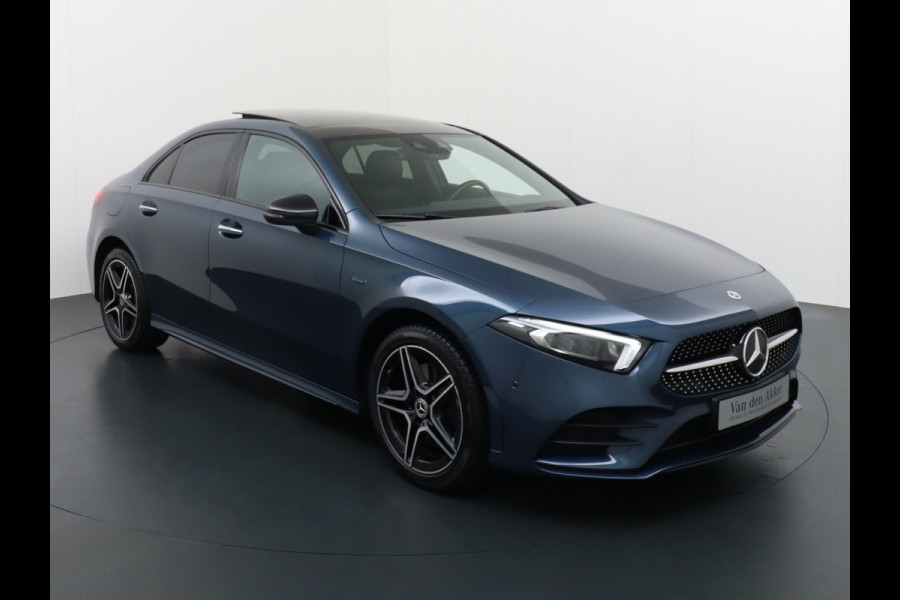 Mercedes-Benz A-Klasse 250e AMG // Panoramadak // Memory // Trekhaak // Keyless // Carplay // Sfeerverlichting // MultiBeam LED // Night Pakket // Augm