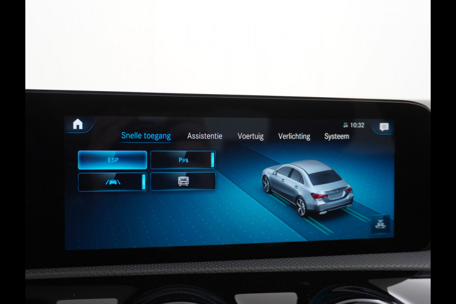 Mercedes-Benz A-Klasse 250e AMG // Panoramadak // Memory // Trekhaak // Keyless // Carplay // Sfeerverlichting // MultiBeam LED // Night Pakket // Augm