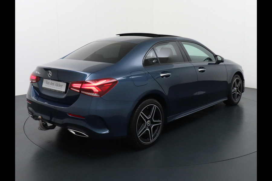 Mercedes-Benz A-Klasse 250e AMG // Panoramadak // Memory // Trekhaak // Keyless // Carplay // Sfeerverlichting // MultiBeam LED // Night Pakket // Augm