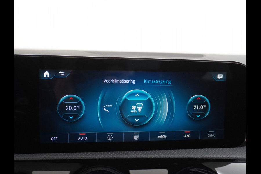 Mercedes-Benz A-Klasse 250e AMG // Panoramadak // Memory // Trekhaak // Keyless // Carplay // Sfeerverlichting // MultiBeam LED // Night Pakket // Augm