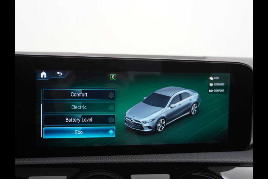 Mercedes-Benz A-Klasse 250e AMG // Panoramadak // Memory // Trekhaak // Keyless // Carplay // Sfeerverlichting // MultiBeam LED // Night Pakket // Augm