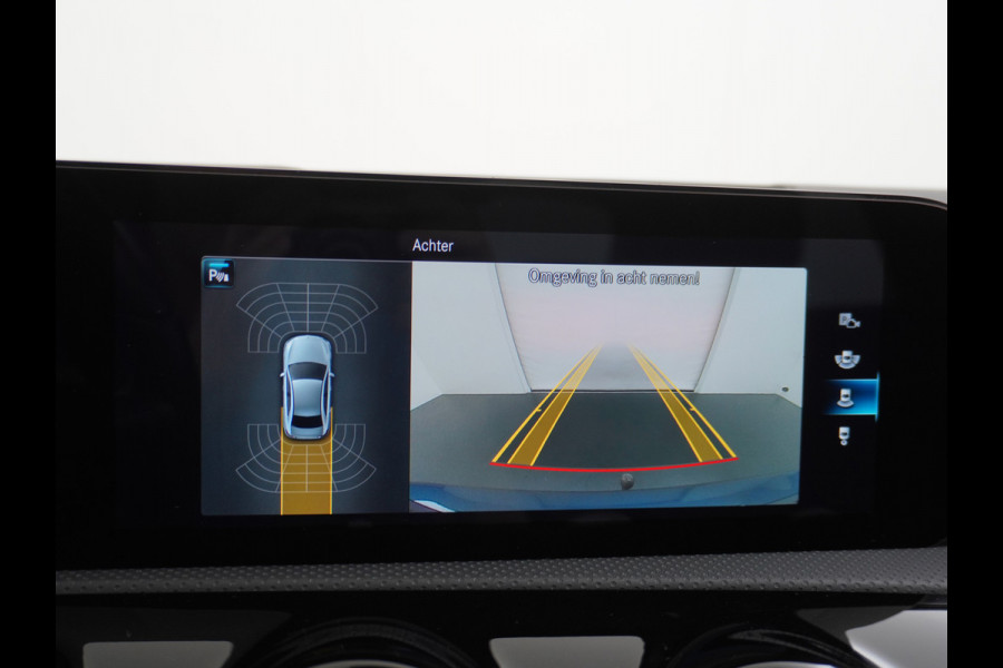 Mercedes-Benz A-Klasse 250e AMG // Panoramadak // Memory // Trekhaak // Keyless // Carplay // Sfeerverlichting // MultiBeam LED // Night Pakket // Augm