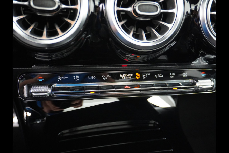 Mercedes-Benz A-Klasse 250e AMG // Panoramadak // Memory // Trekhaak // Keyless // Carplay // Sfeerverlichting // MultiBeam LED // Night Pakket // Augm