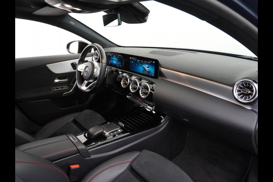 Mercedes-Benz A-Klasse 250e AMG // Panoramadak // Memory // Trekhaak // Keyless // Carplay // Sfeerverlichting // MultiBeam LED // Night Pakket // Augm