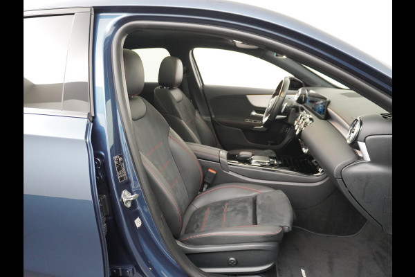 Mercedes-Benz A-Klasse 250e AMG // Panoramadak // Memory // Trekhaak // Keyless // Carplay // Sfeerverlichting // MultiBeam LED // Night Pakket // Augm