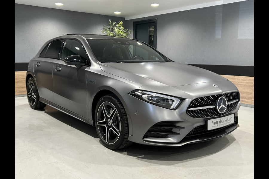 Mercedes-Benz A-Klasse 250e AMG// Panoramadak // Memory // MultiBeam LED // Keyless // Magno Grijs // Augmented