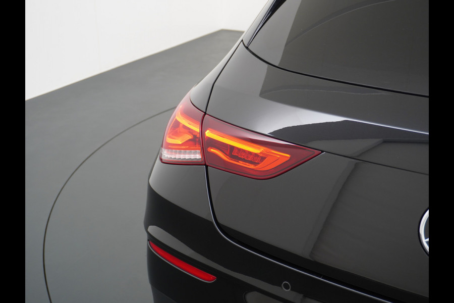 Mercedes-Benz CLA-Klasse Shooting Brake 200 AMG // Panoramadak // Sfeerverlichting // Privacy Glas // 19" Velgen // Carplay // Augmented Reality