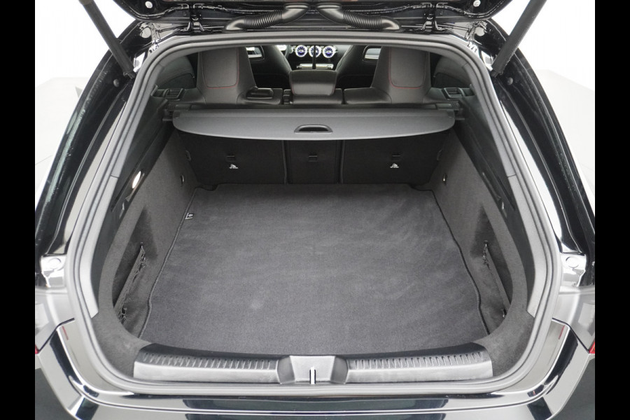 Mercedes-Benz CLA-Klasse Shooting Brake 200 AMG // Panoramadak // Sfeerverlichting // Privacy Glas // 19" Velgen // Carplay // Augmented Reality