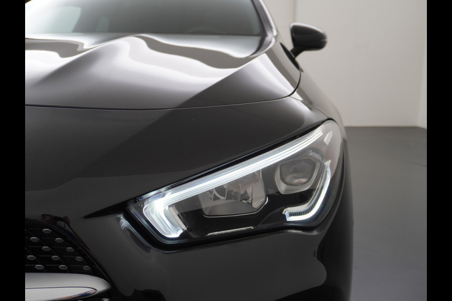 Mercedes-Benz CLA-Klasse Shooting Brake 200 AMG // Panoramadak // Sfeerverlichting // Privacy Glas // 19" Velgen // Carplay // Augmented Reality