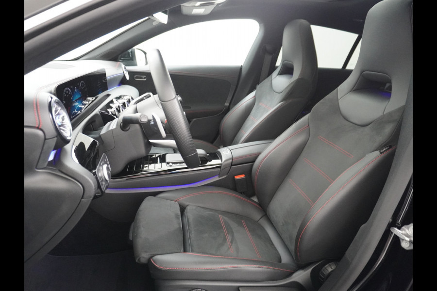 Mercedes-Benz CLA-Klasse Shooting Brake 200 AMG // Panoramadak // Sfeerverlichting // Privacy Glas // 19" Velgen // Carplay // Augmented Reality