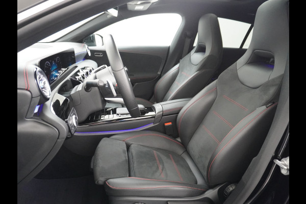Mercedes-Benz CLA-Klasse Shooting Brake 200 AMG // Panoramadak // Sfeerverlichting // Privacy Glas // 19" Velgen // Carplay // Augmented Reality