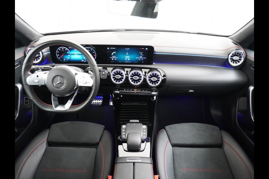 Mercedes-Benz CLA-Klasse Shooting Brake 200 AMG // Panoramadak // Sfeerverlichting // Privacy Glas // 19" Velgen // Carplay // Augmented Reality