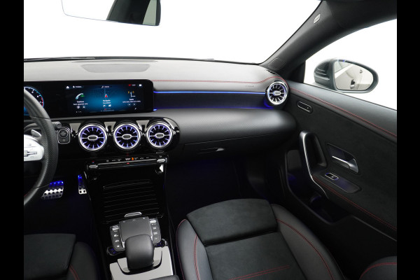 Mercedes-Benz CLA-Klasse Shooting Brake 200 AMG // Panoramadak // Sfeerverlichting // Privacy Glas // 19" Velgen // Carplay // Augmented Reality