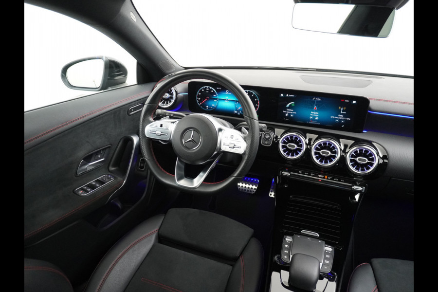 Mercedes-Benz CLA-Klasse Shooting Brake 200 AMG // Panoramadak // Sfeerverlichting // Privacy Glas // 19" Velgen // Carplay // Augmented Reality