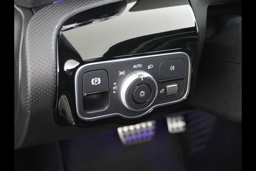 Mercedes-Benz CLA-Klasse Shooting Brake 200 AMG // Panoramadak // Sfeerverlichting // Privacy Glas // 19" Velgen // Carplay // Augmented Reality