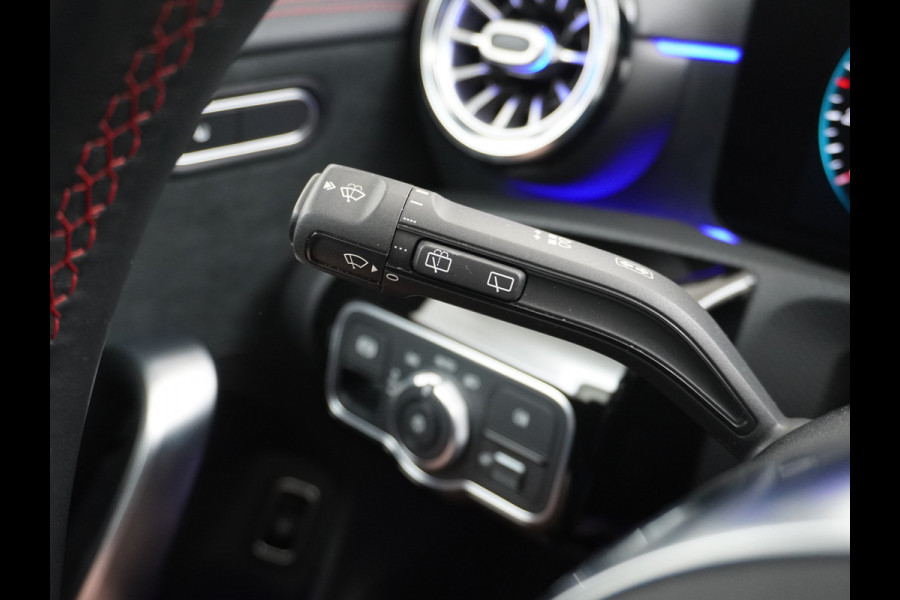 Mercedes-Benz CLA-Klasse Shooting Brake 200 AMG // Panoramadak // Sfeerverlichting // Privacy Glas // 19" Velgen // Carplay // Augmented Reality