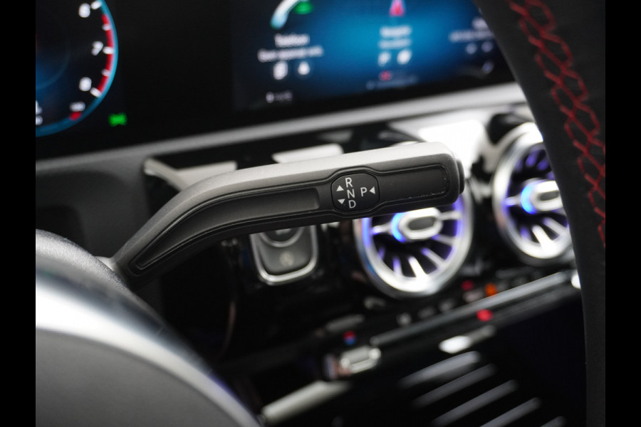 Mercedes-Benz CLA-Klasse Shooting Brake 200 AMG // Panoramadak // Sfeerverlichting // Privacy Glas // 19" Velgen // Carplay // Augmented Reality