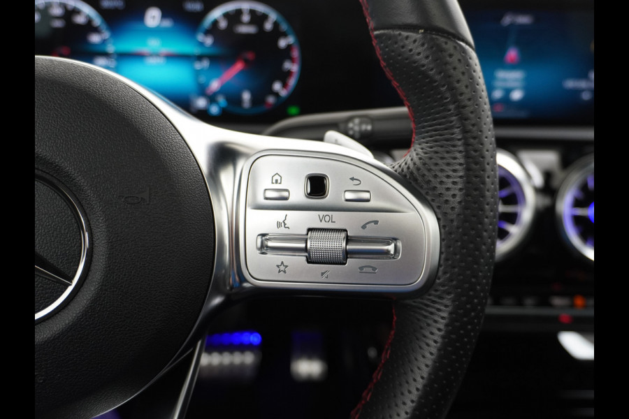 Mercedes-Benz CLA-Klasse Shooting Brake 200 AMG // Panoramadak // Sfeerverlichting // Privacy Glas // 19" Velgen // Carplay // Augmented Reality