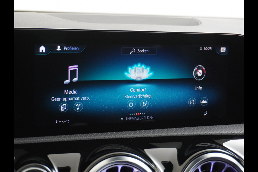 Mercedes-Benz CLA-Klasse Shooting Brake 200 AMG // Panoramadak // Sfeerverlichting // Privacy Glas // 19" Velgen // Carplay // Augmented Reality