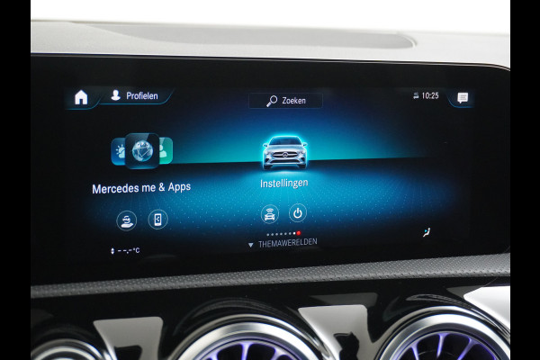 Mercedes-Benz CLA-Klasse Shooting Brake 200 AMG // Panoramadak // Sfeerverlichting // Privacy Glas // 19" Velgen // Carplay // Augmented Reality