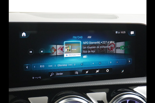 Mercedes-Benz CLA-Klasse Shooting Brake 200 AMG // Panoramadak // Sfeerverlichting // Privacy Glas // 19" Velgen // Carplay // Augmented Reality