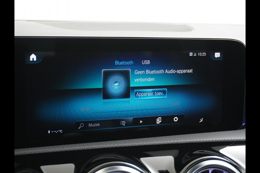 Mercedes-Benz CLA-Klasse Shooting Brake 200 AMG // Panoramadak // Sfeerverlichting // Privacy Glas // 19" Velgen // Carplay // Augmented Reality