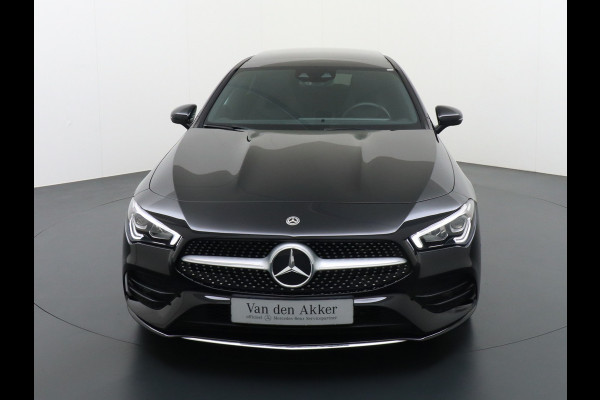 Mercedes-Benz CLA-Klasse Shooting Brake 200 AMG // Panoramadak // Sfeerverlichting // Privacy Glas // 19" Velgen // Carplay // Augmented Reality