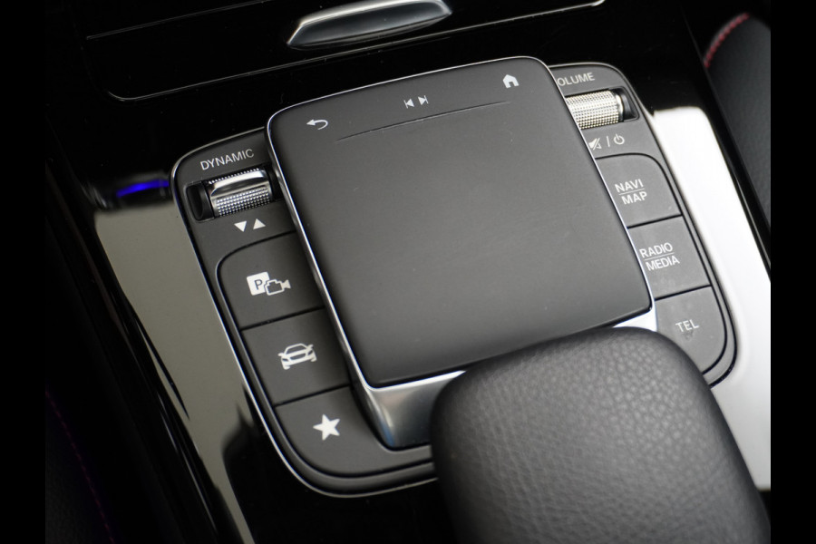 Mercedes-Benz CLA-Klasse Shooting Brake 200 AMG // Panoramadak // Sfeerverlichting // Privacy Glas // 19" Velgen // Carplay // Augmented Reality