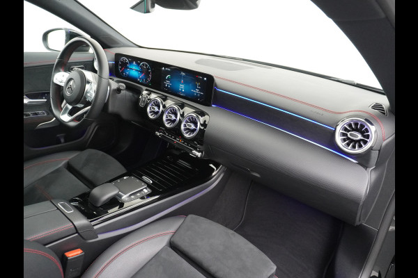 Mercedes-Benz CLA-Klasse Shooting Brake 200 AMG // Panoramadak // Sfeerverlichting // Privacy Glas // 19" Velgen // Carplay // Augmented Reality